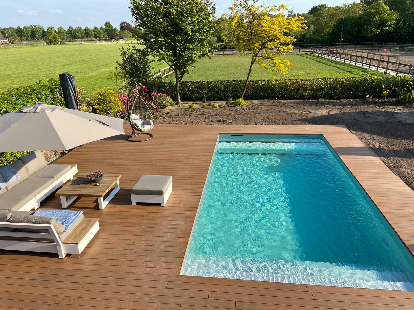 Zonnig zwembad met houten terras voor ontspanning in de buitenlucht