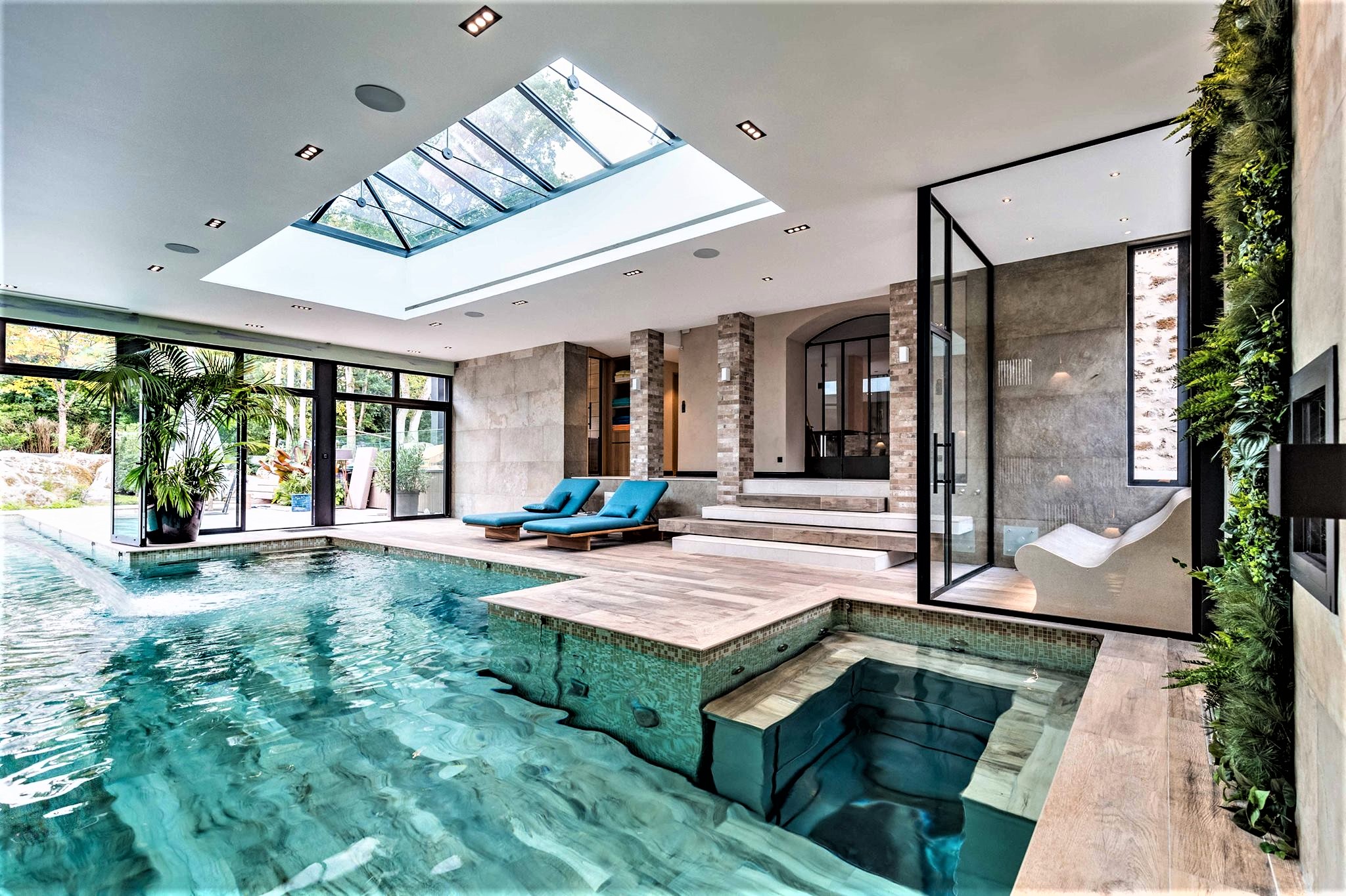Luxe indoor zwembad met glazen dak voor ontspanning en buitengevoel