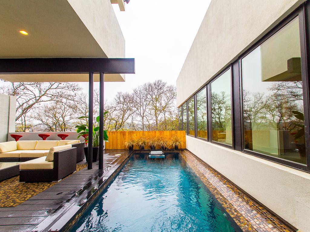Moderne zwembad voor ontspanning met loungeset en buitenruimte