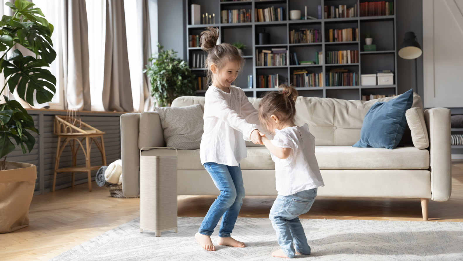 Twee kinderen spelen samen in een gezellige woonkamer met boekenplank
