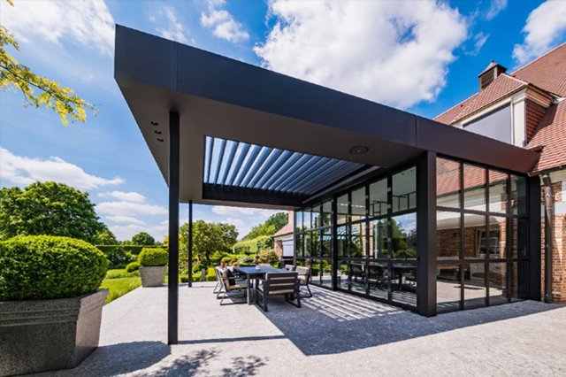 Moderne renson lamellenoverkapping met glazen wanden en zithoek buitenshuis