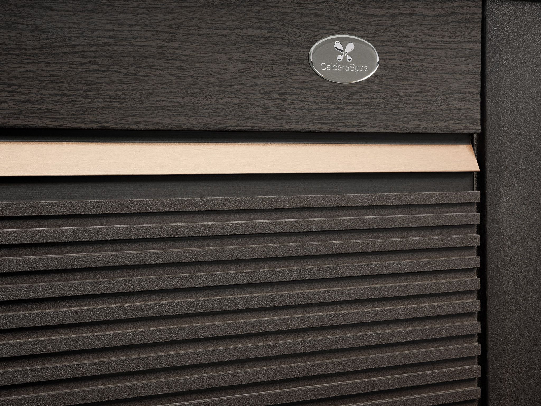 Caldera Spa-logo op gelaagde grijze achtergrond met horizontale textuur