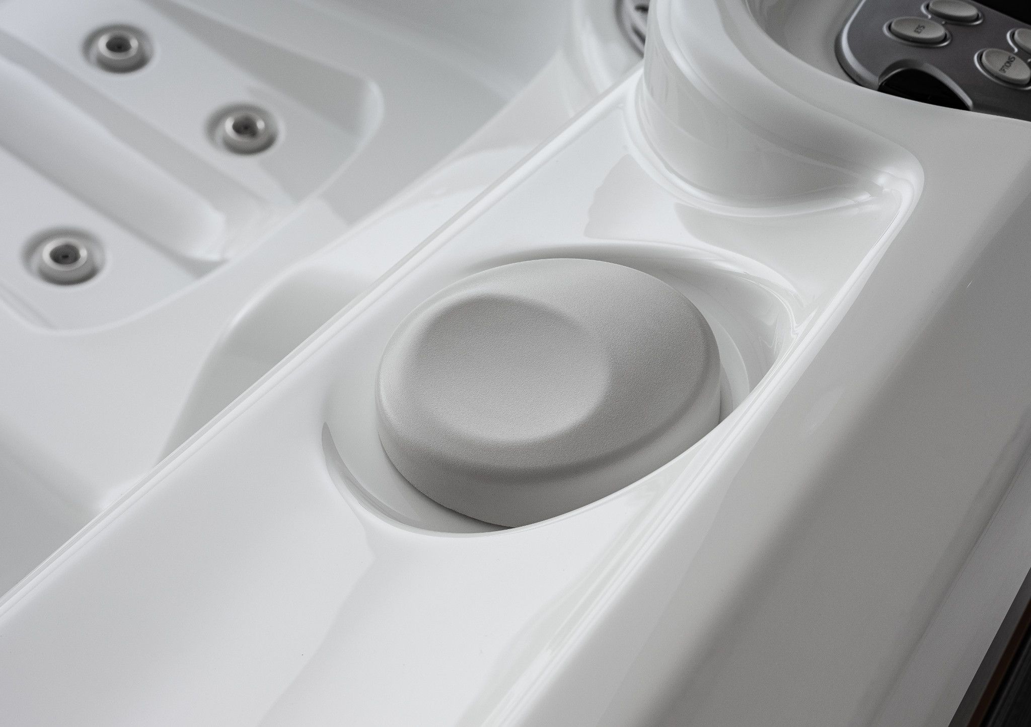 Witte caldera spa met ronde bedieningsknop en waterstralen