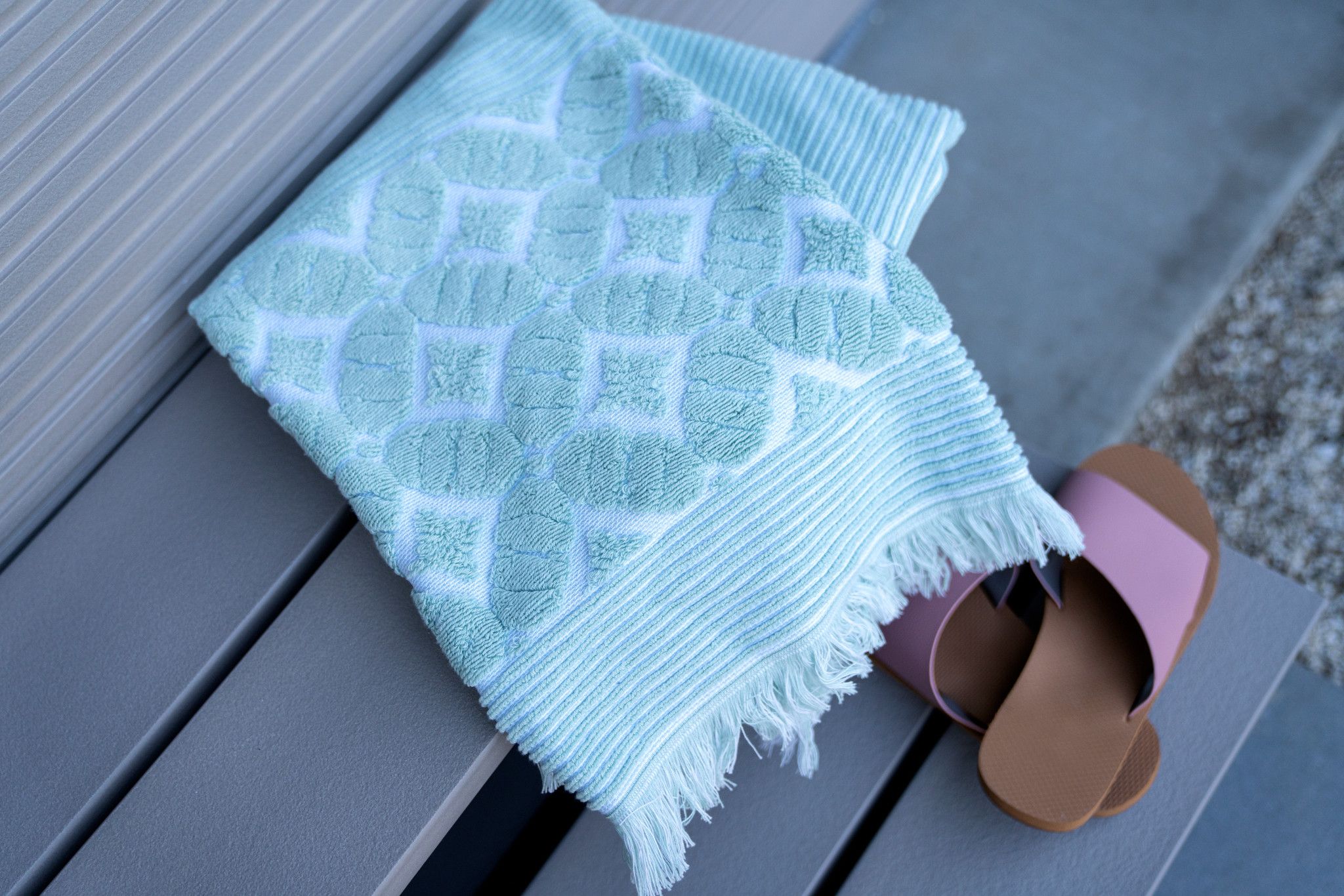 Zachte blauwe handdoek met caldera-patroon voor ontspannende spa-behandeling