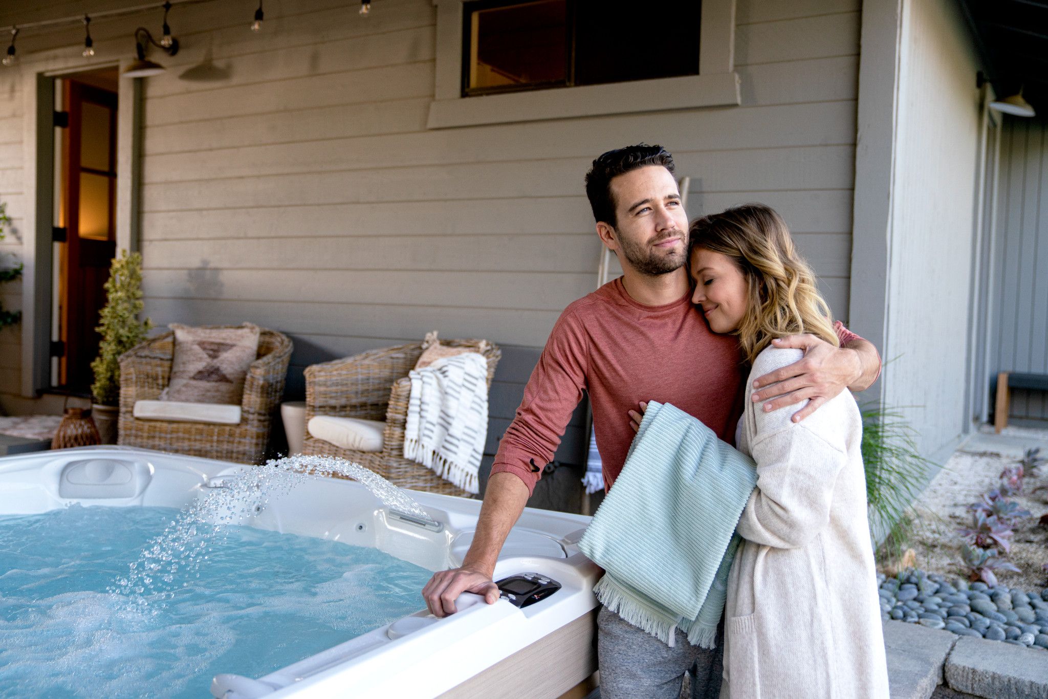 Gezellig stel bij caldera spa genieten van romantische ontspanningsmomenten