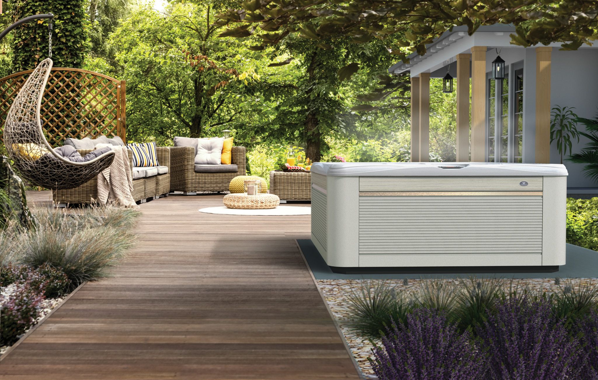 Caldera spa met rieten meubilair op een gezellig terras omringd door groen