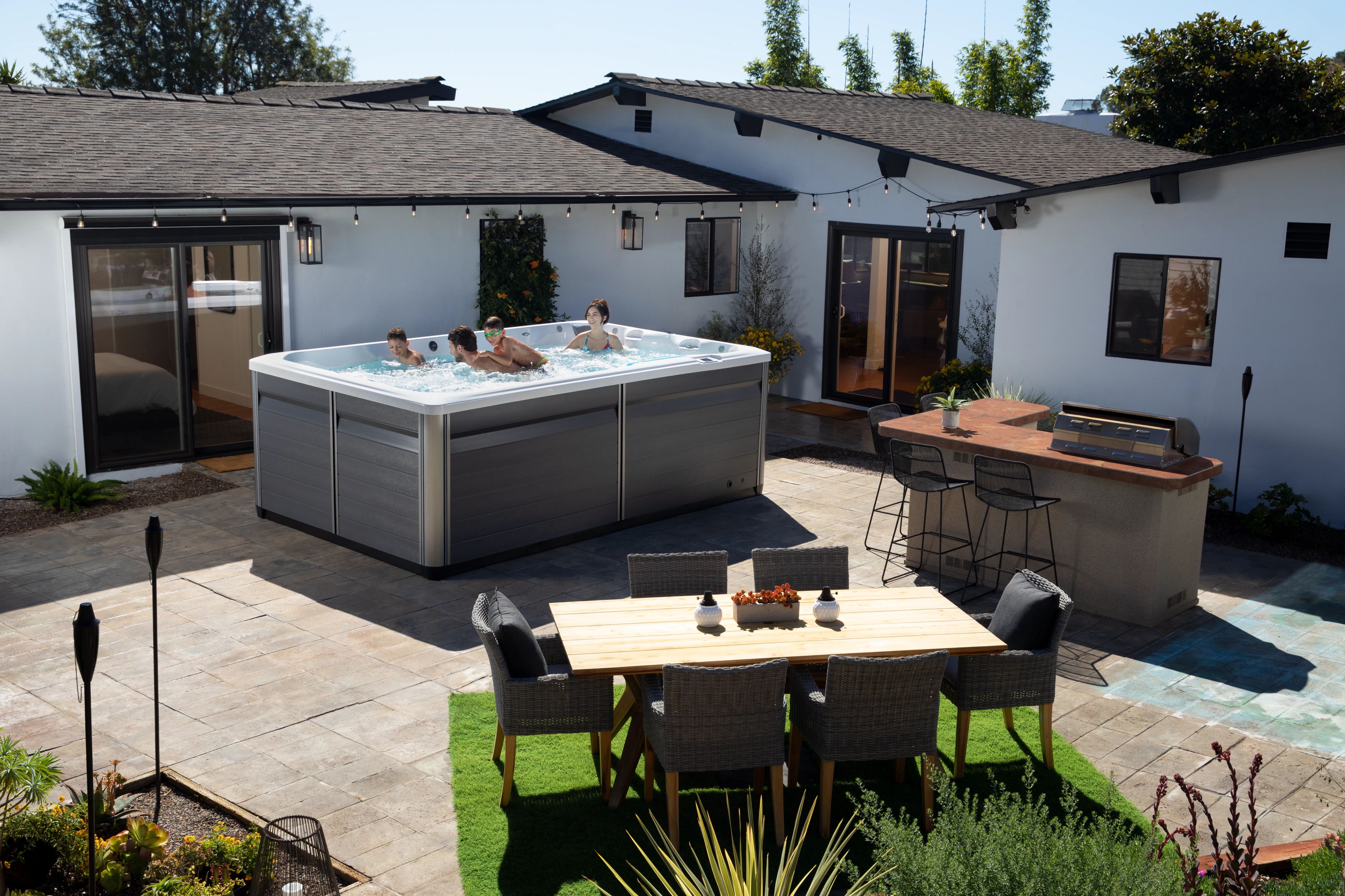 Eindeloze pools zwemspa met mensen genieten van ontspanning in de achtertuin