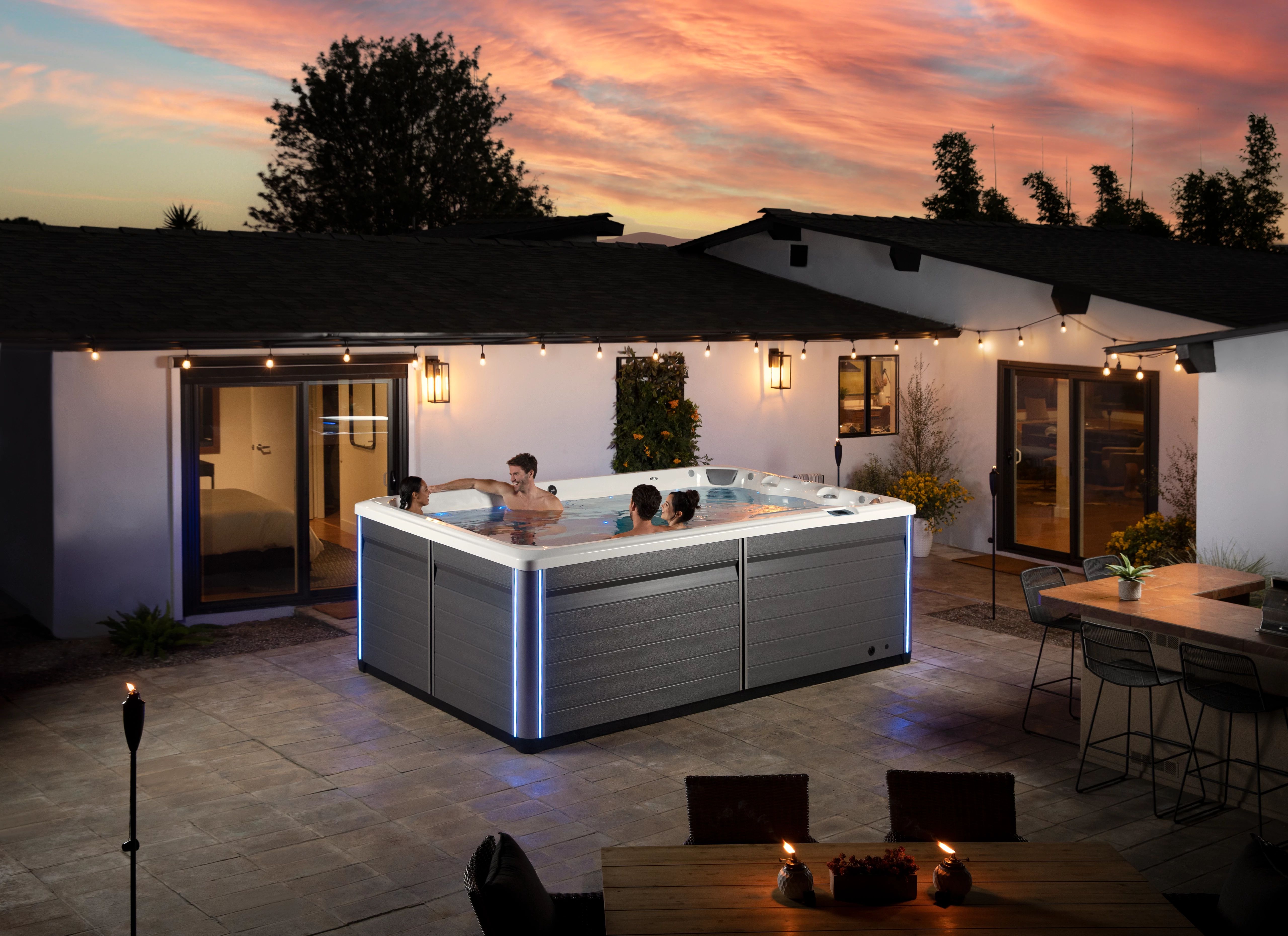 Eindeloze pools zwemspa bij zonsondergang met gezellige buitenverlichting