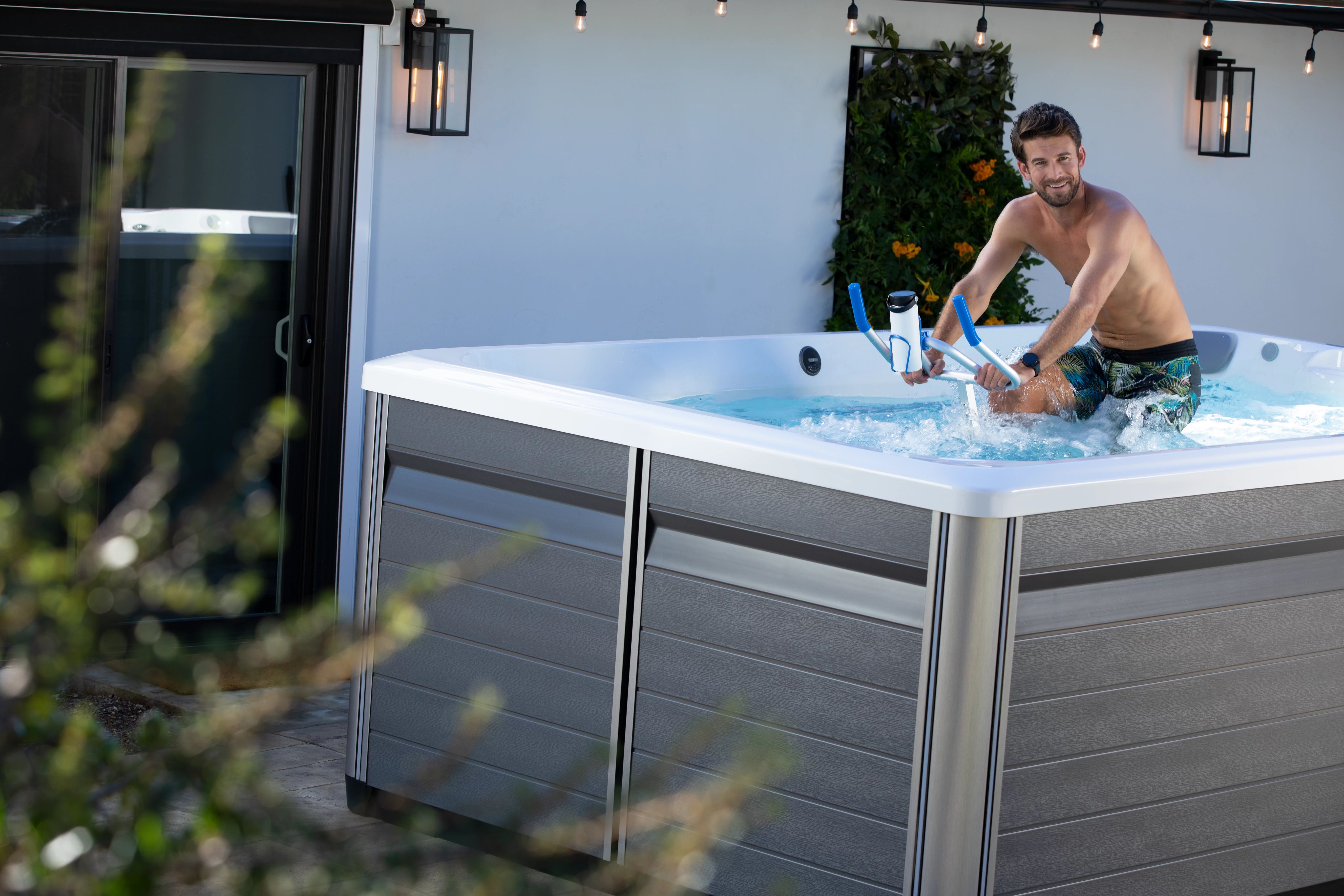 Endless pools zwemspa met ontspannende man in moderne buitenruimte