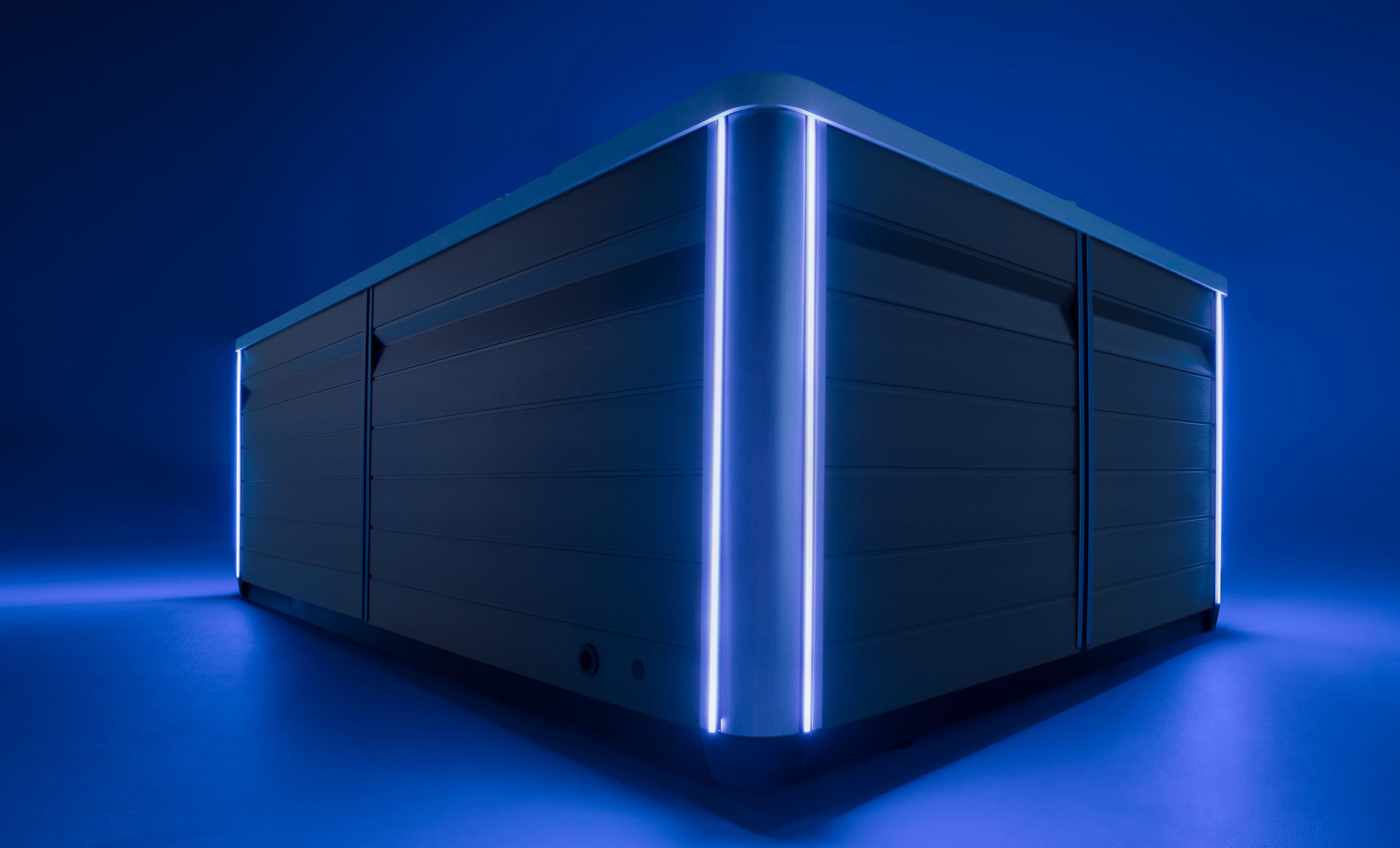 Eindeloze pools zwemspa met blauwe verlichting in strakke moderne behuizing