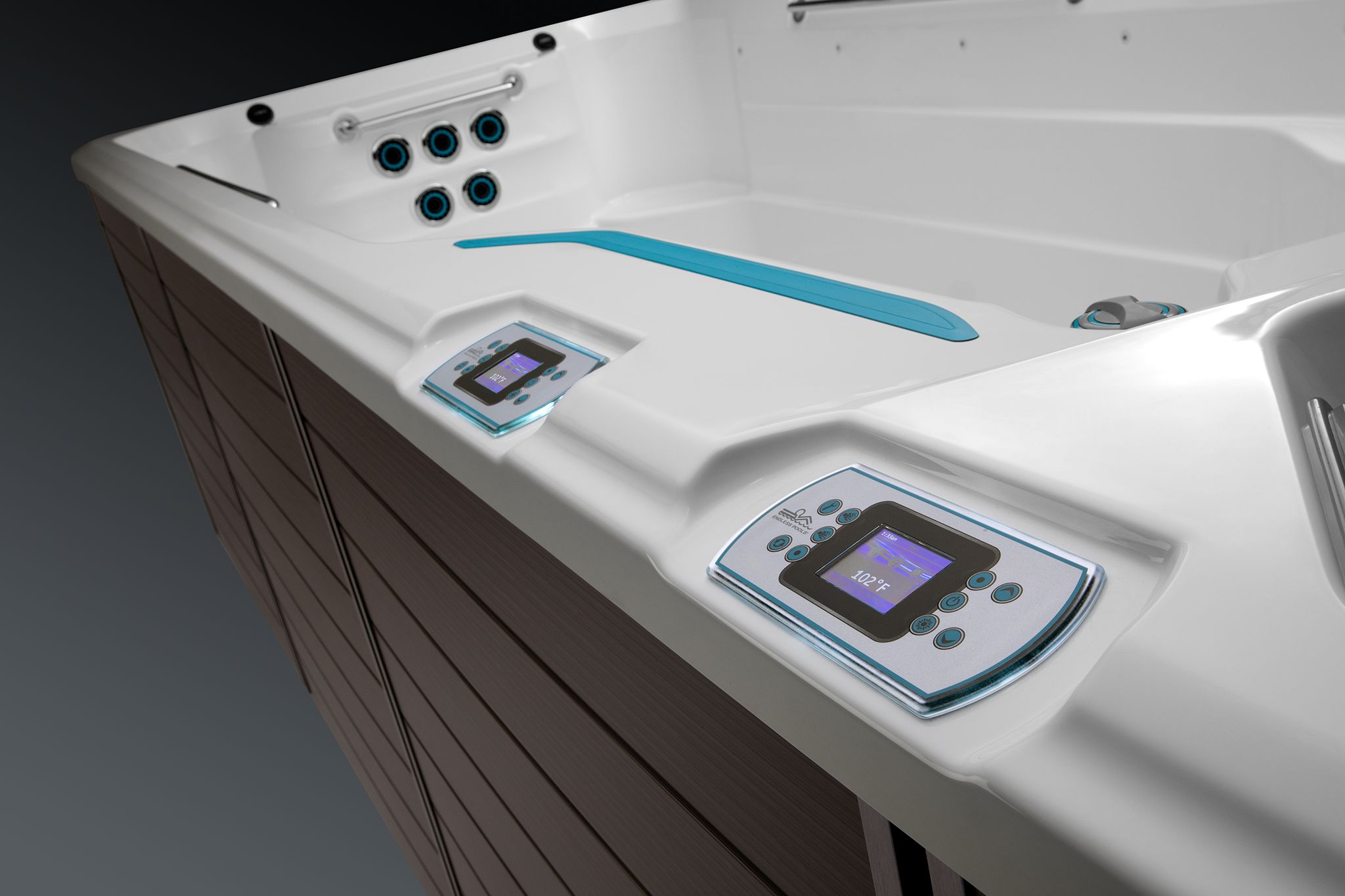 Eindeloze pools zwemspa met moderne blauwe accenten en geavanceerde bedieningspanelen