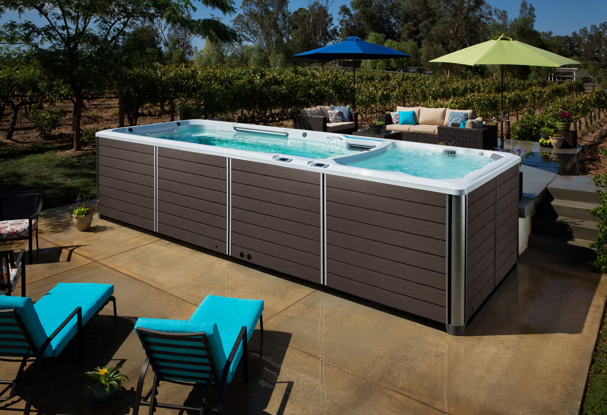 Eindeloze pools zwemspa met turquoise water in een zonnige tuin