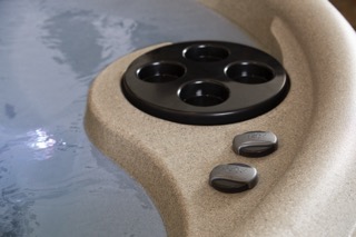 Fantasy spa-hoekje met stenen en bubbelbad in rustgevende tinten