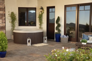 Luxe fantasy spa-omgeving met bubbelbad en bergen op de achtergrond