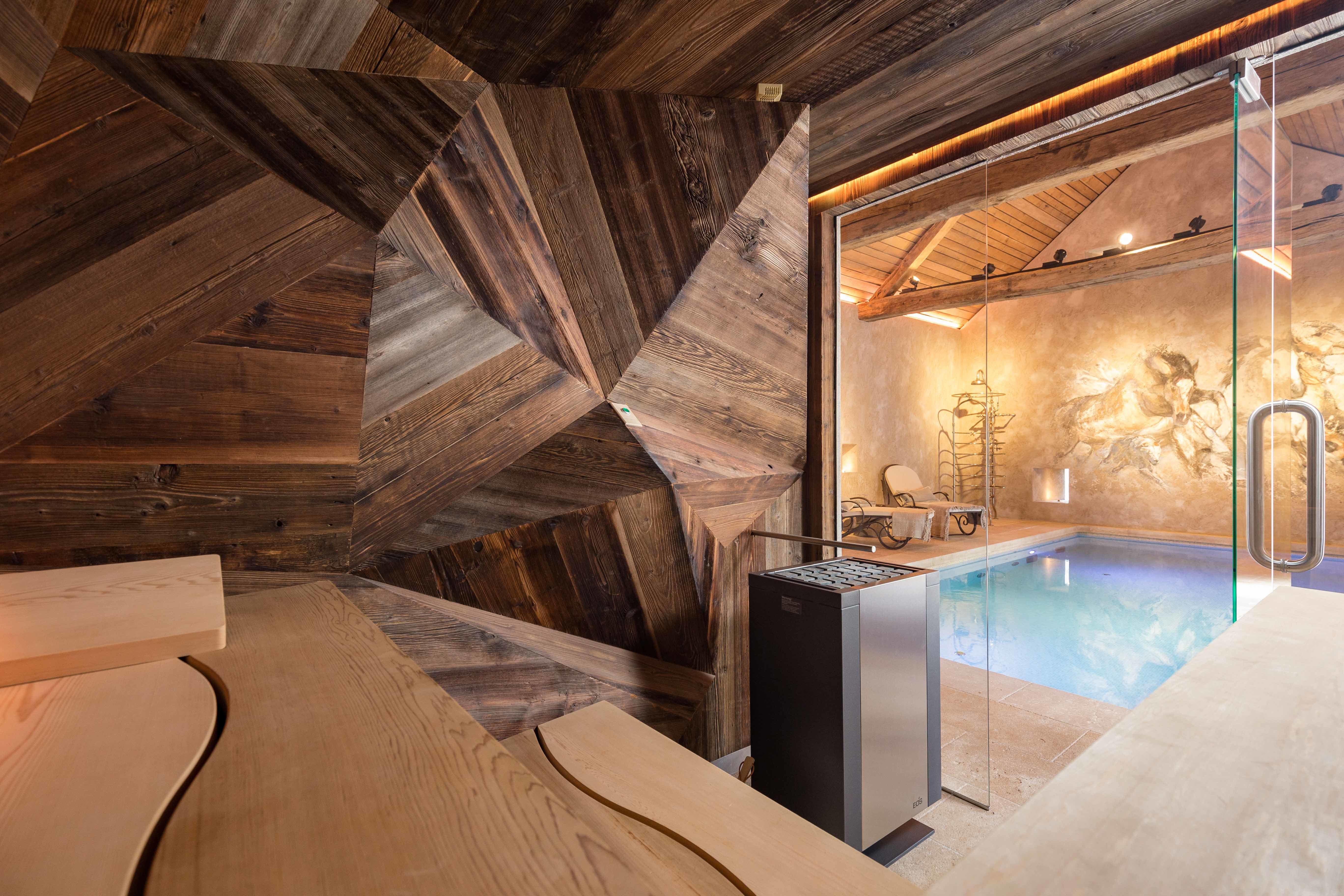 Houten wellness ruimte met zwembad en geometrische plafondconstructie