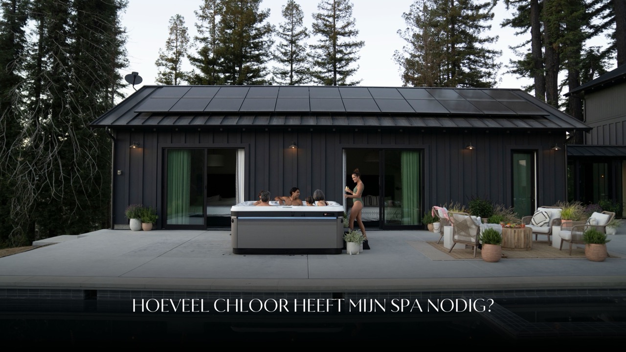 Zwart huis met zonnepanelen en jacuzzi op terras tussen dennenbomen