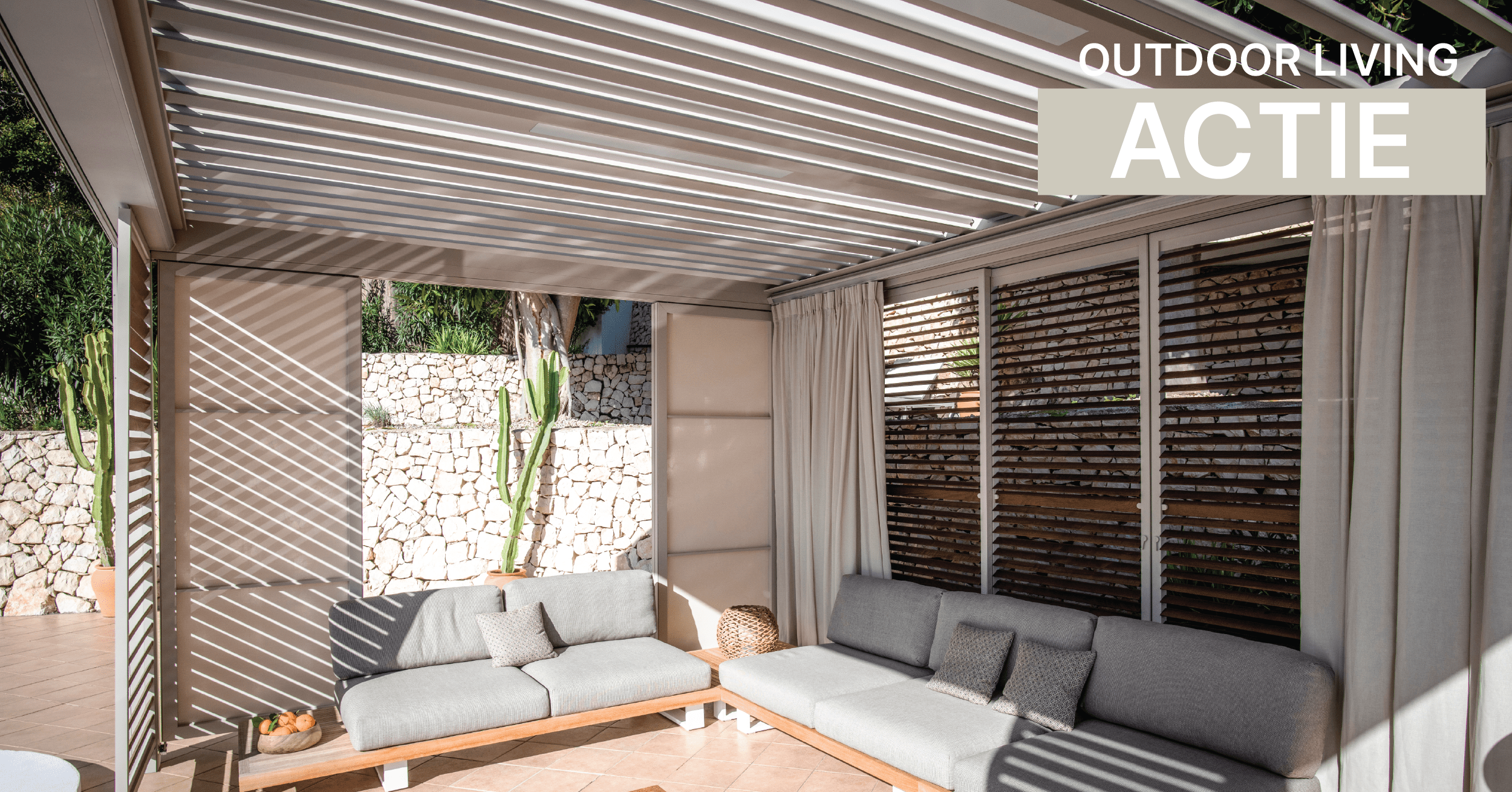 Moderne overdekte buitenruimte met grijze bank en zonlicht door lamellen