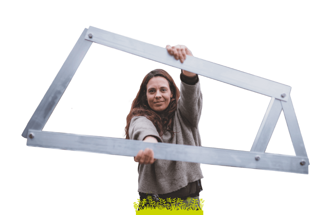 Iemand die een Airframe vasthoudt om zonnepanelen boven sedum te kunnen plaatsen