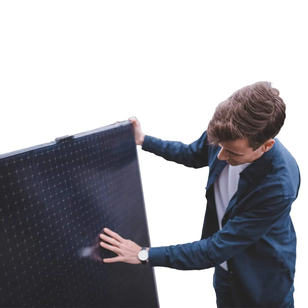 Iemand naast een sunpower zonnepaneel