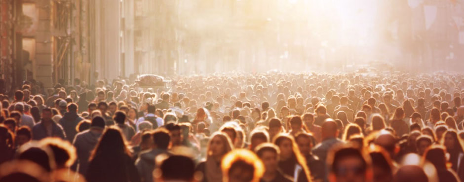 une foule citadine sous le soleil