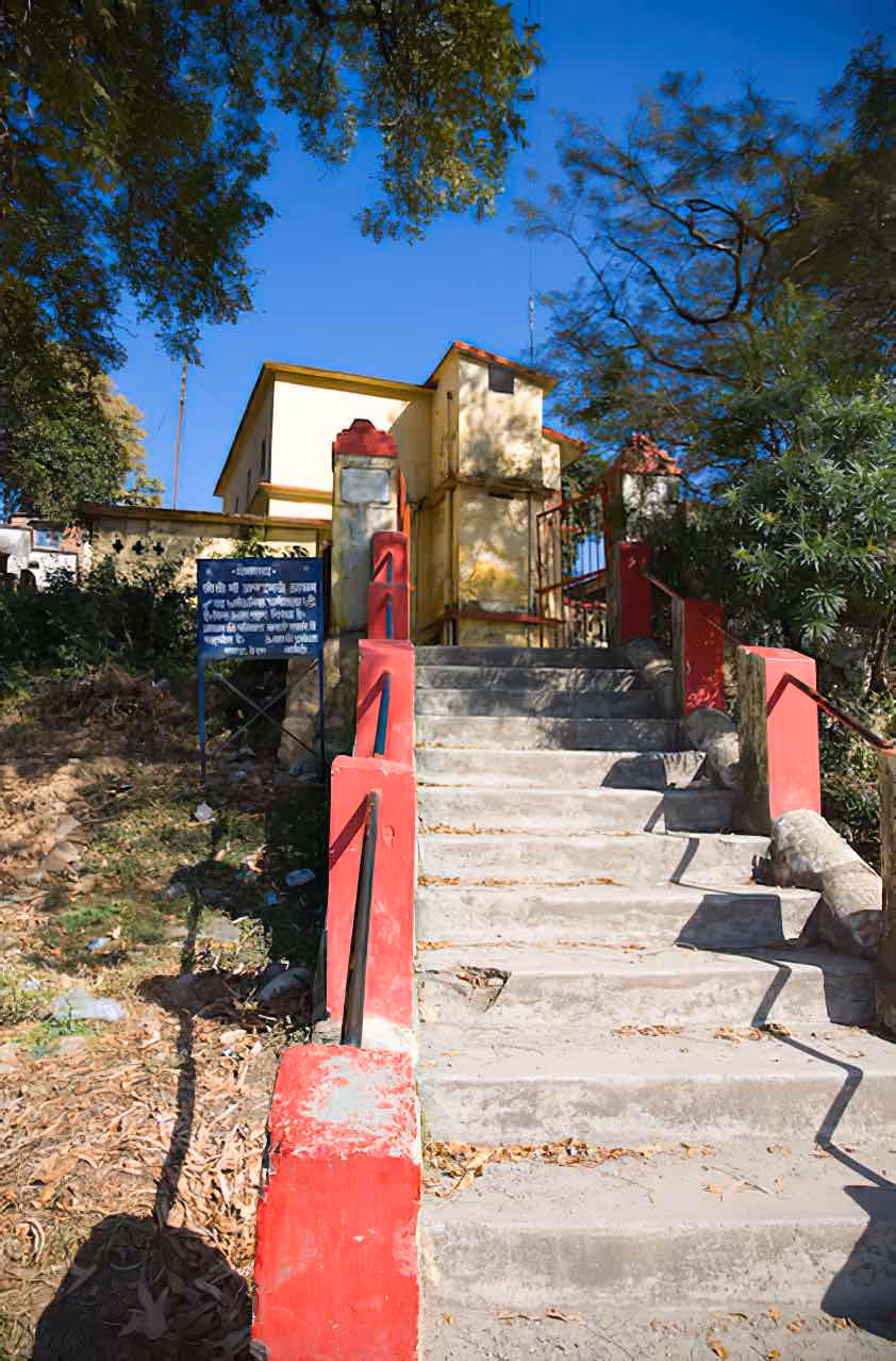 Escalier menant à l'ashram de Raipur.