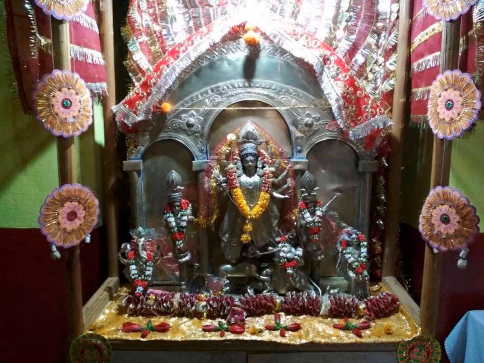 Image de Durga en 8 métaux dans la chambre de Sri Mâ Anandamayi, dans l'ashram de Pataldevi.