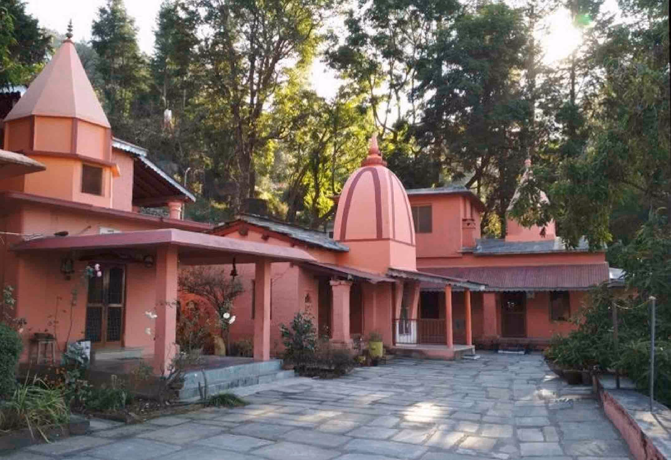 Cour de l'ashram de Pataldevi montrant la chambre de Sri Mâ Anandamayi et le samadhi de Bhaiji.