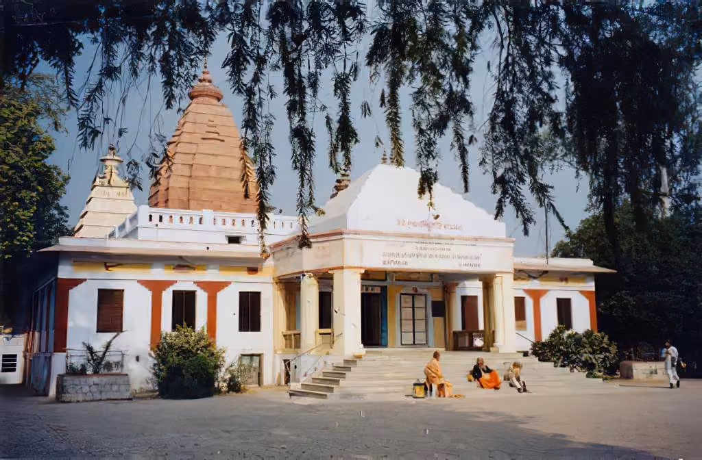 Salle de satsang et temple de l'ashram à Vrindavan