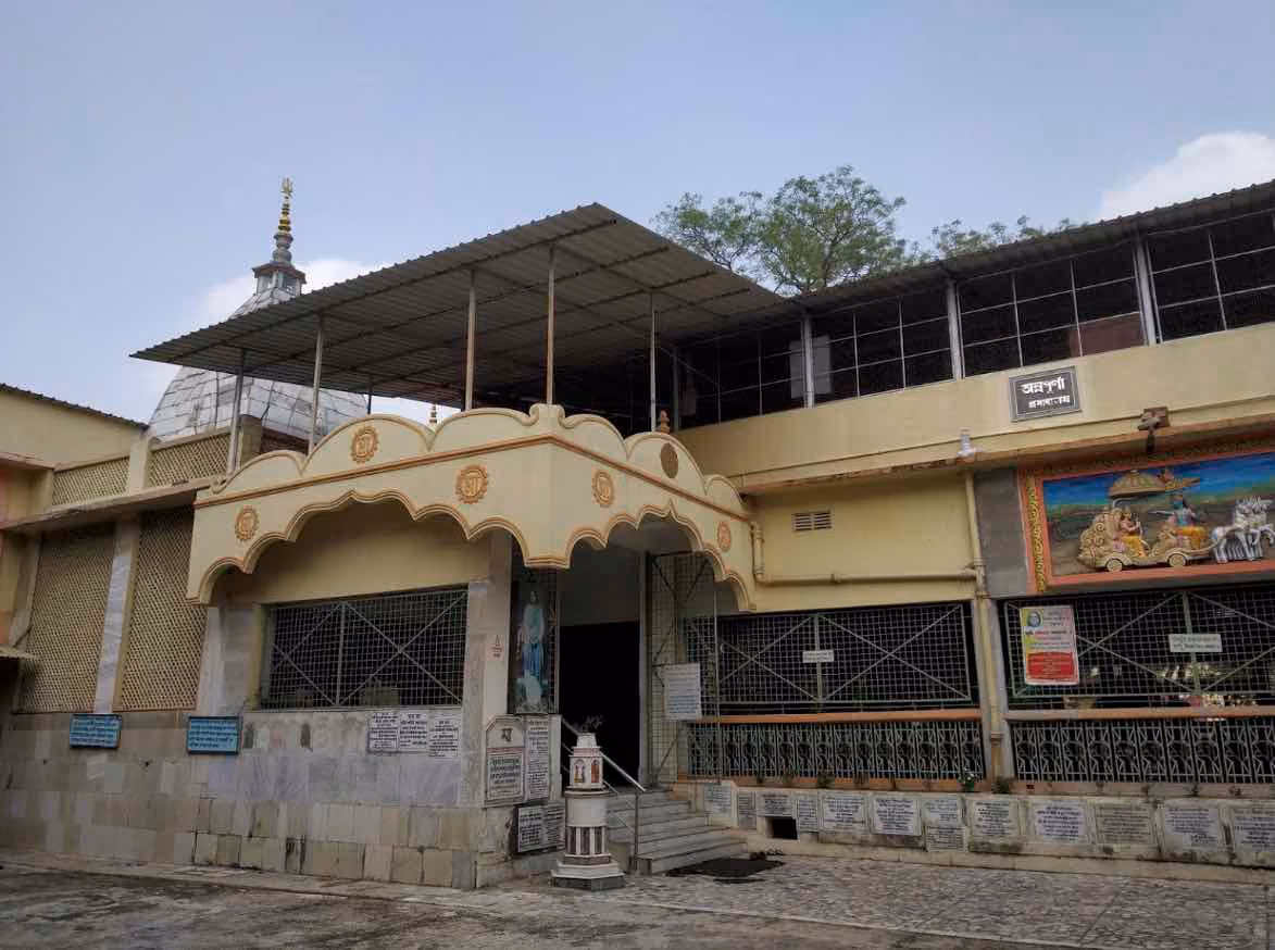 Salle de satsang de l'ashram de Mâ Anandamayî, à Agarpara
