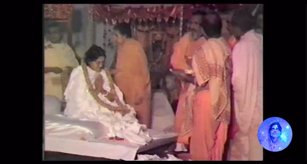 Mâ Ânandamayî with devotees