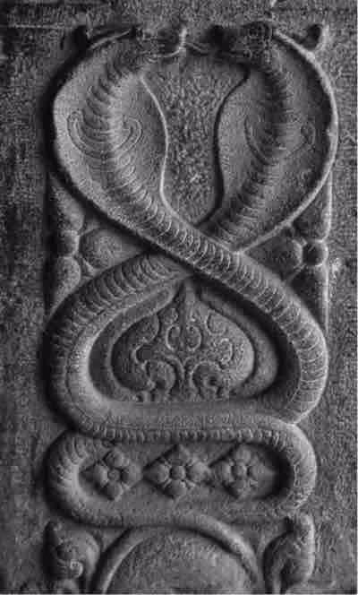Bas relief représentant deux serpents entrelacés, symbole de la Kundalini