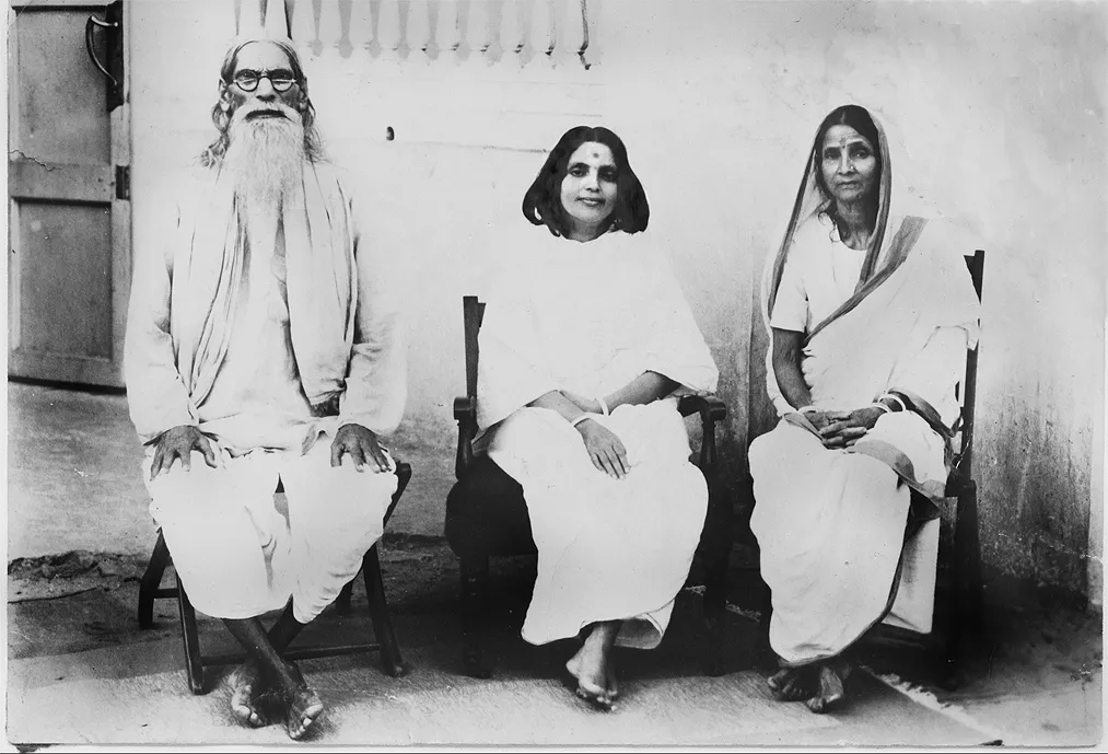 Sri Ma avec ses parents, Bipinbihari Bhattacharyaet Mokshada Sundari Devi.