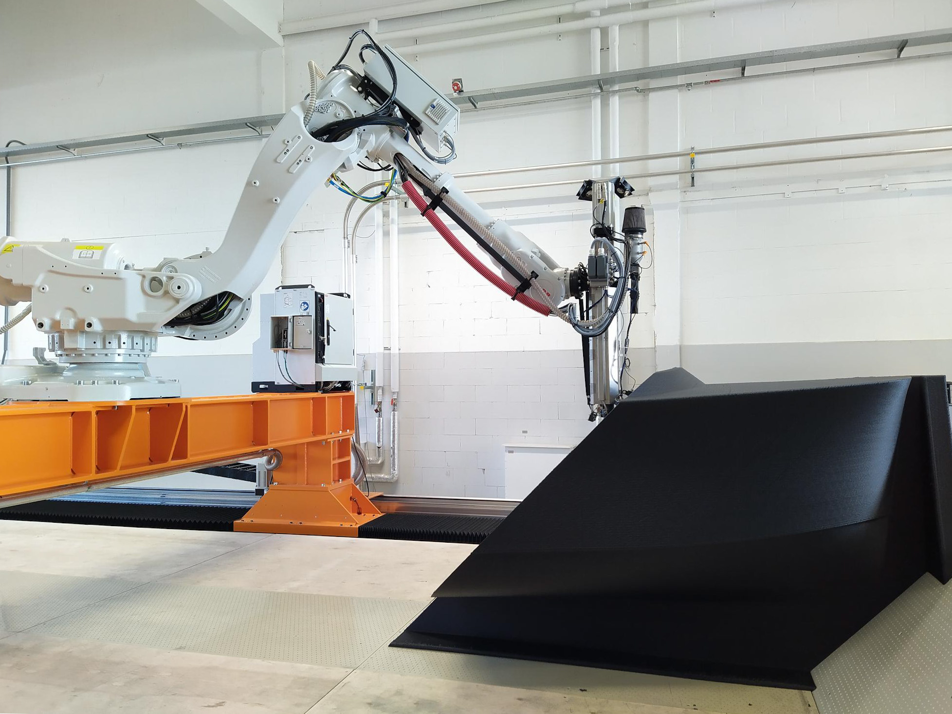 Post-processed 3D printed tender boat by Royal3D, revealing the final, high-quality finish. Easily customizable and utilizing our 3D printing knowledge, we eliminate the need for traditional molds and tooling.