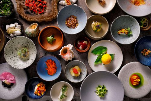 Tafel met fine dining-gerechten.