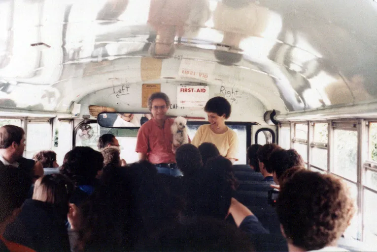 Louie inks bus