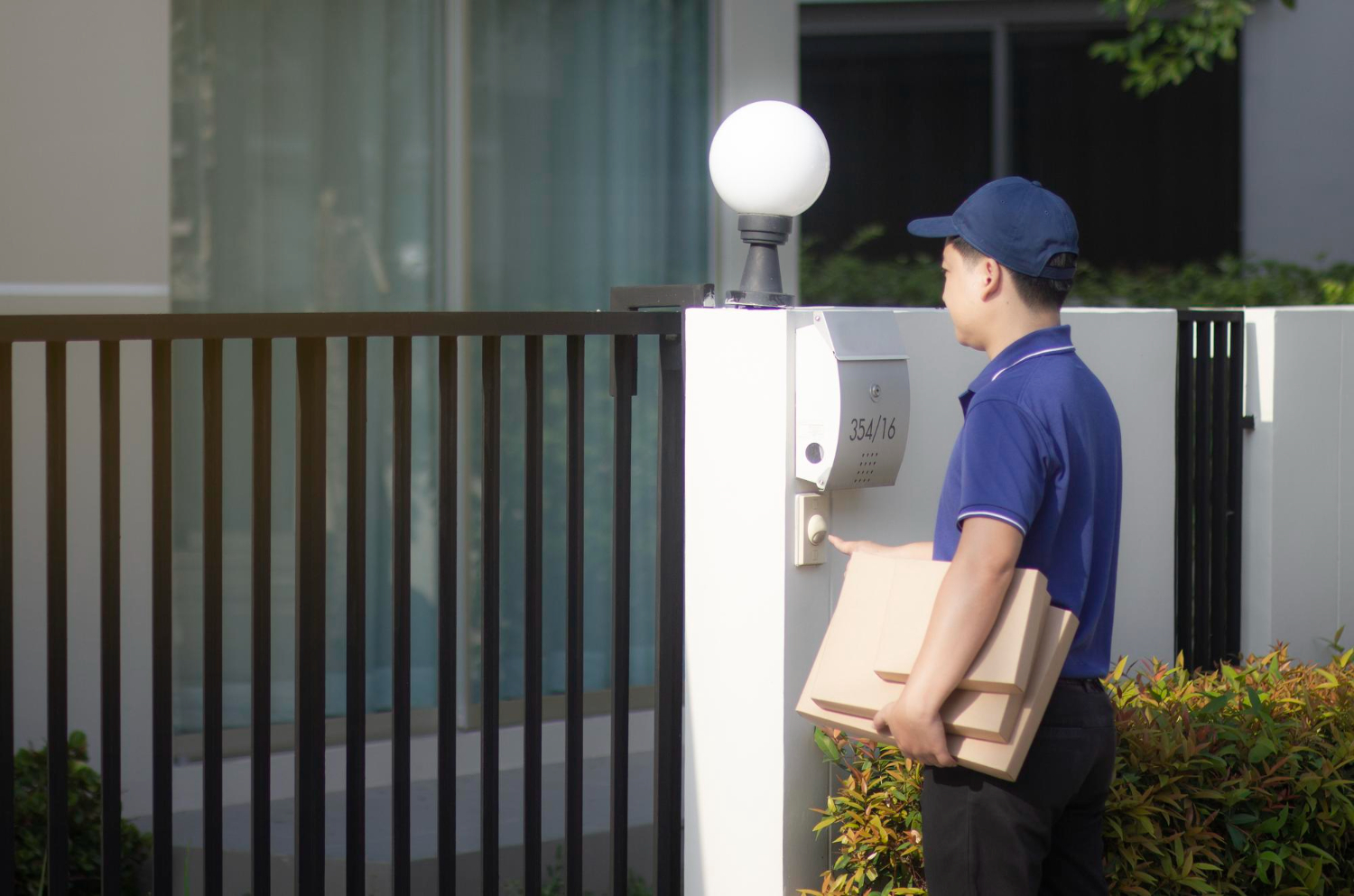 Regional Parcel Delivery in Australia: Costs & Carriers