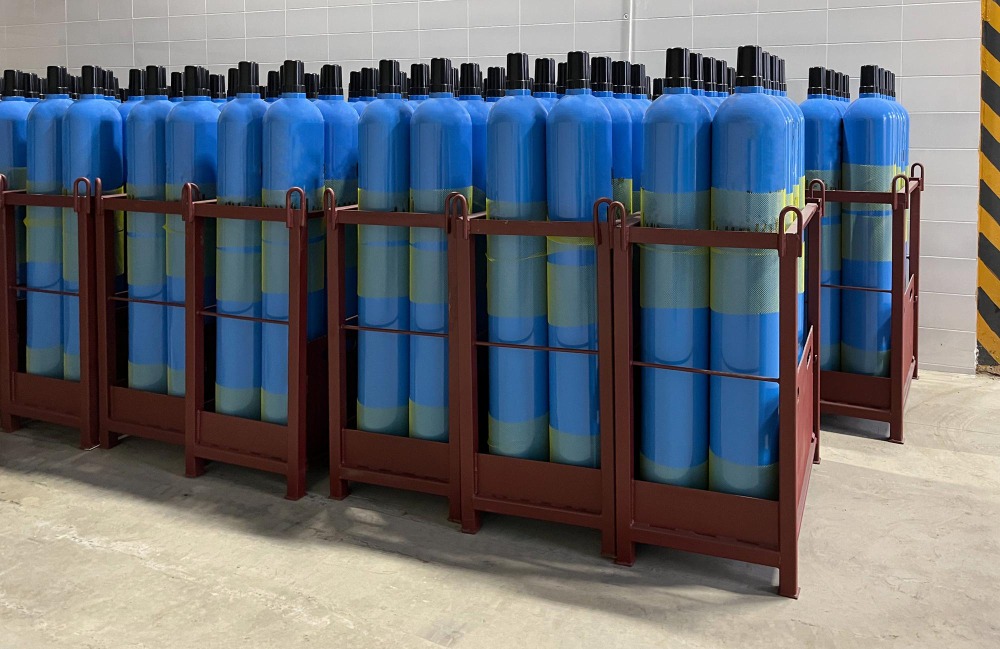 Alt text: Filling of cylinders with medical gaseous oxygen to provide hospitals with oxygen 