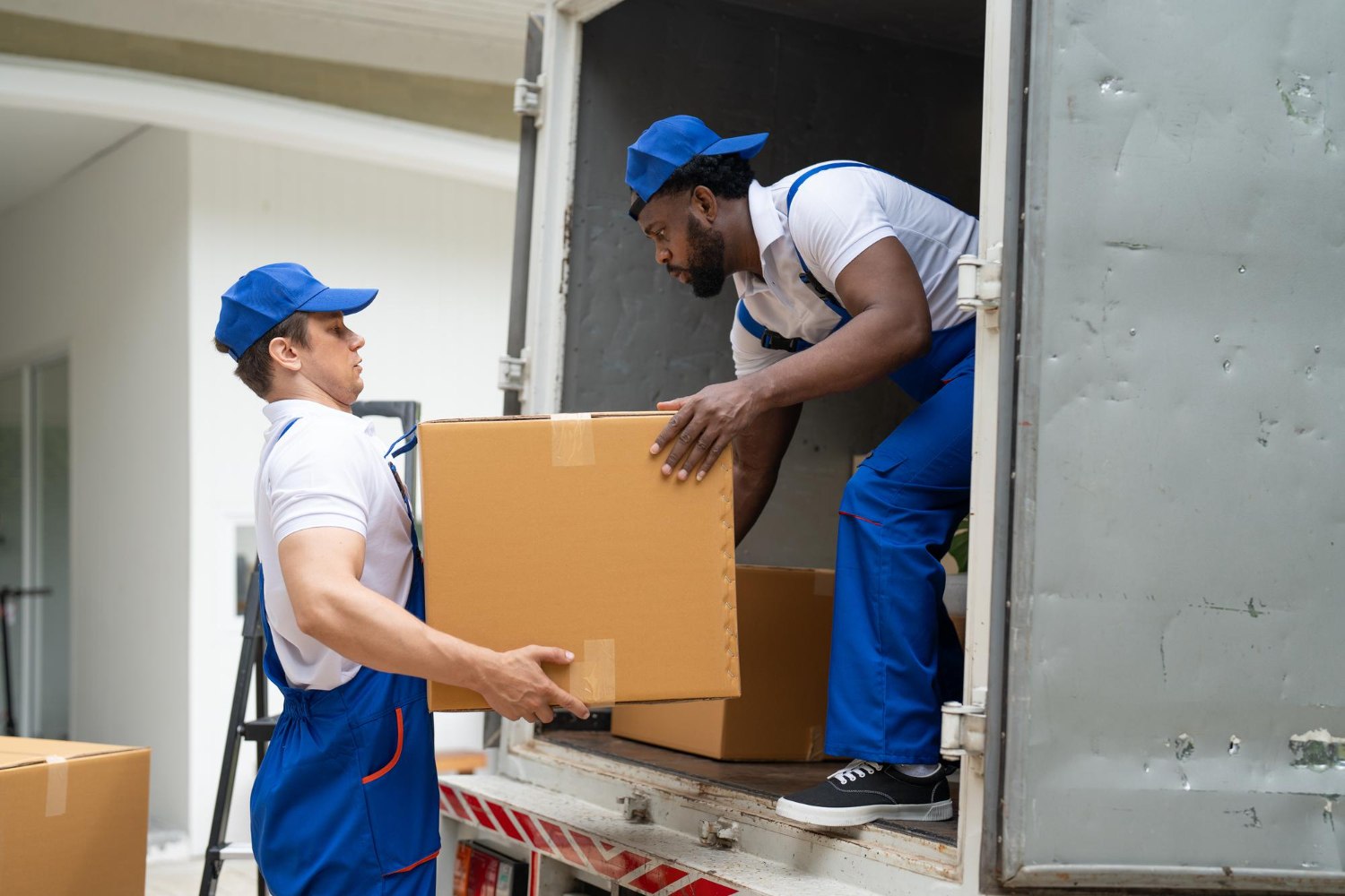 Two-Man Delivery vs Tail Lift Delivery: Which Service Do You Need?