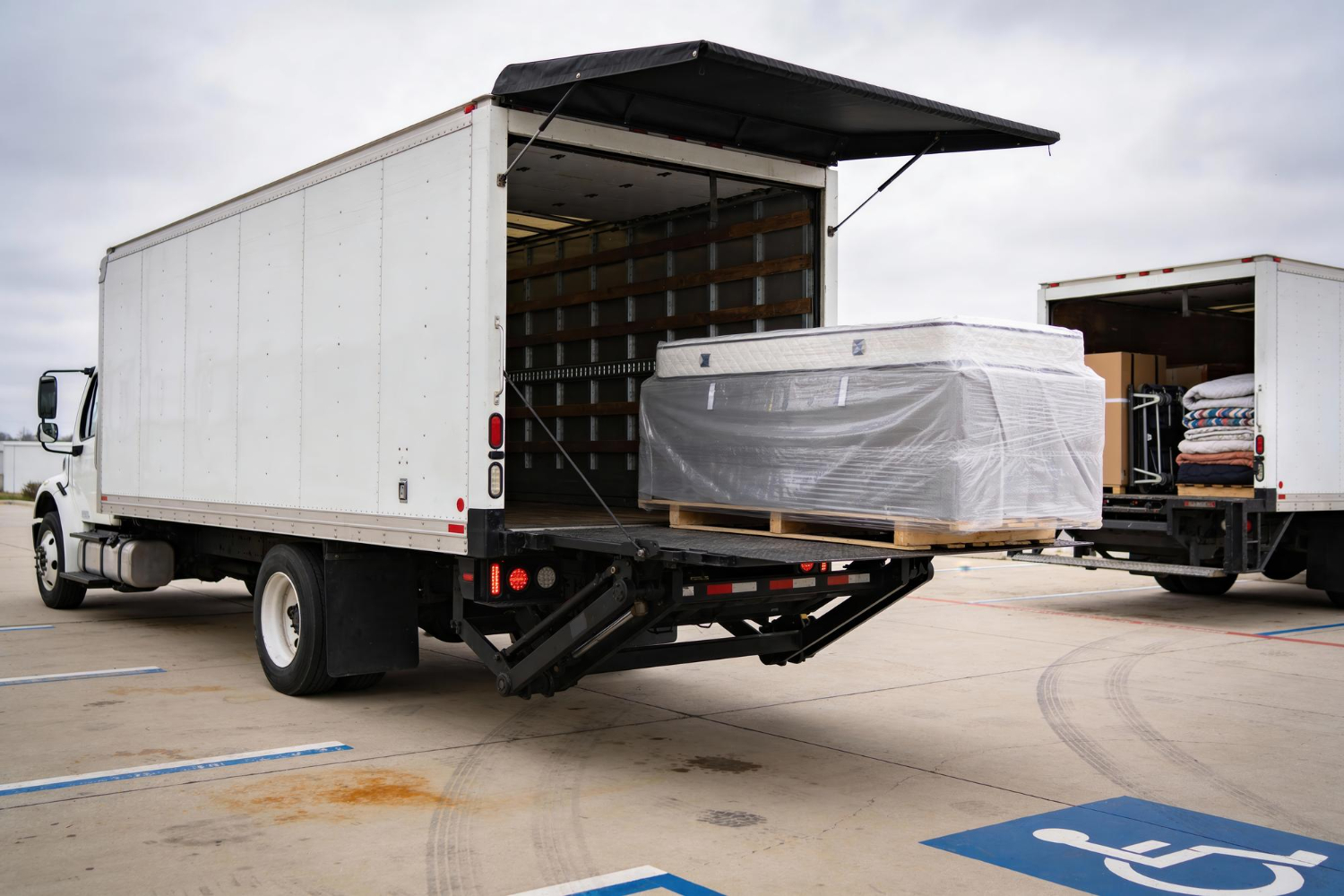 When Does a Heavy Freight Load Need a Tail-Lift Delivery?