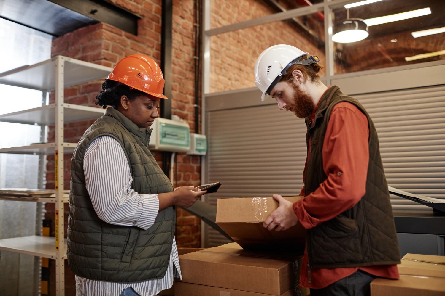Alt text: Warehouse staff inspecting and scanning a shipping box before dispatch to ensure accurate order fulfilment.