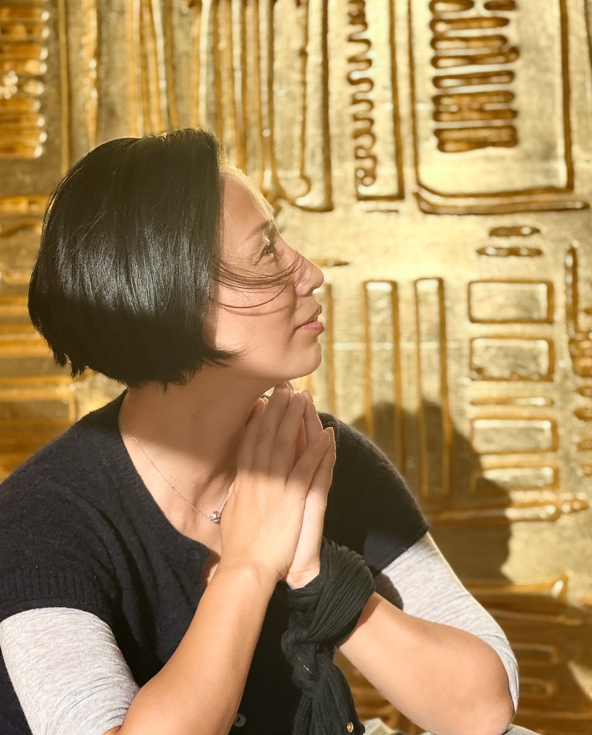 Jiang Qiong Er devant Lumière Divine — portrait, photographie 58