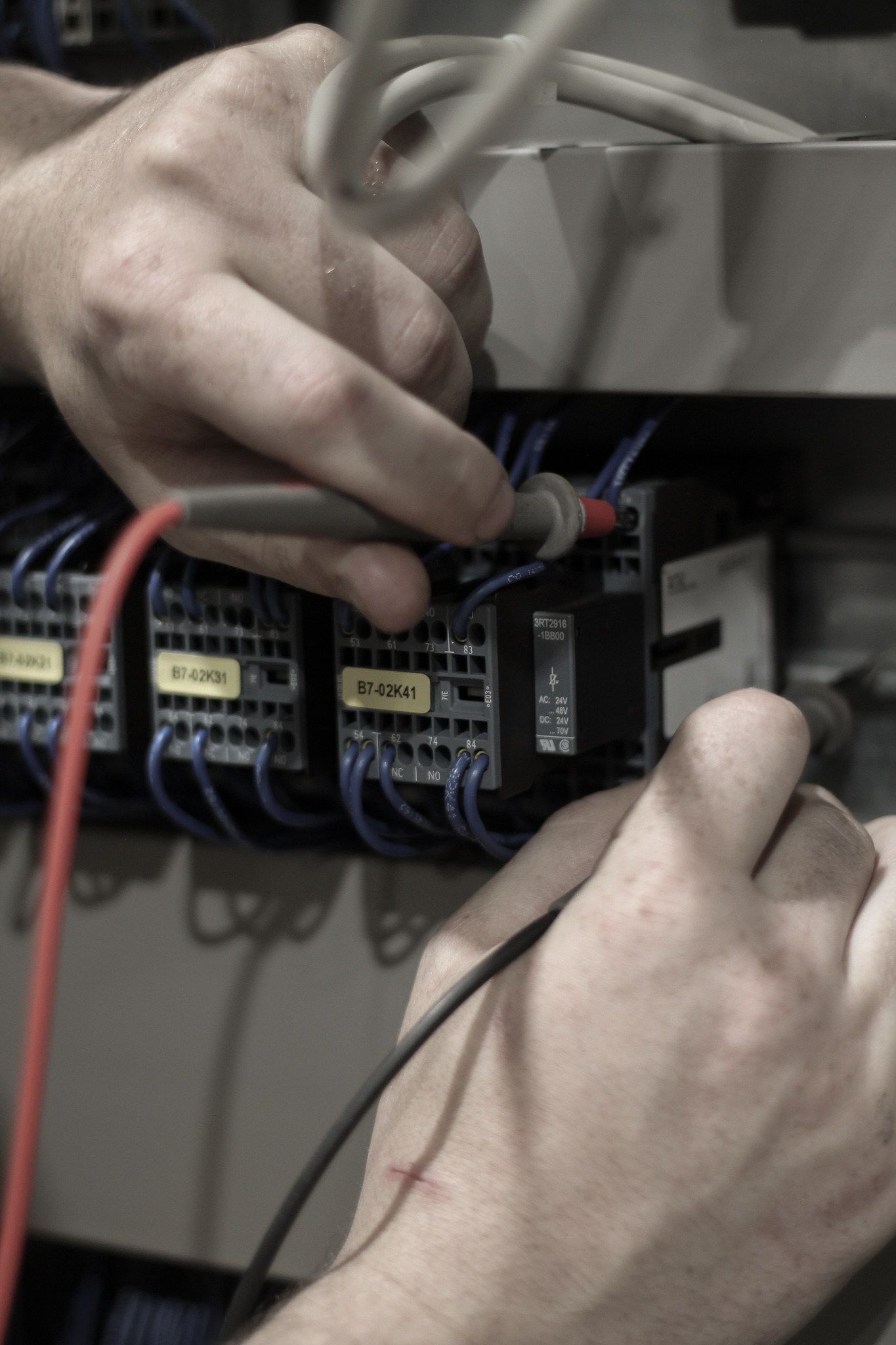 Testung der Elektrik bei einer CNC Maschine mit Kabel