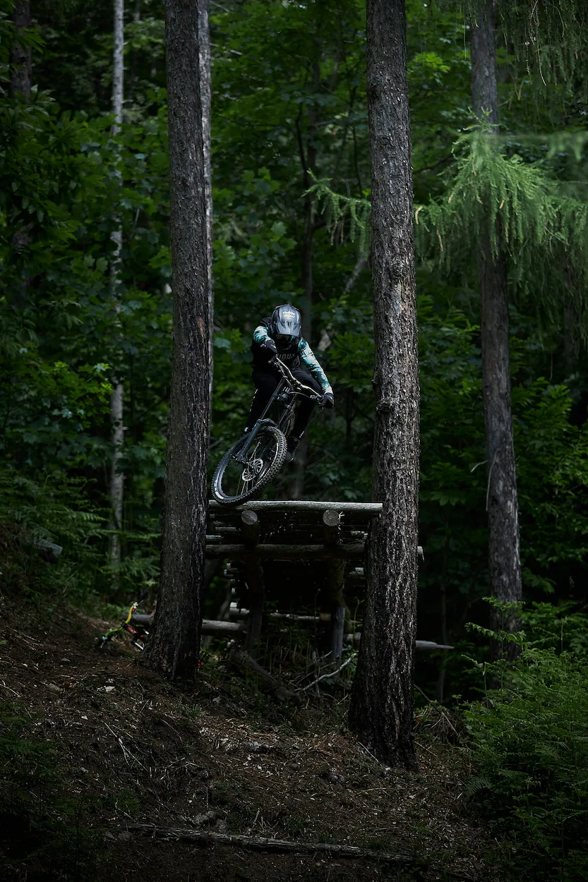 Mountainbiker auf einem Trail