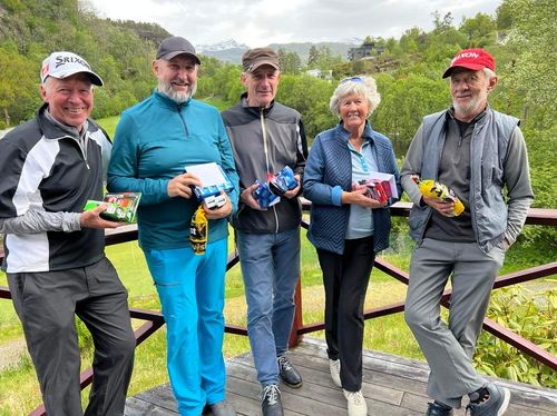 Fra venstre står Arvid Rune Larsen, Tore Lunde, Bengt Rafdal, Hilde Hodne og Jan Petter Hodne.