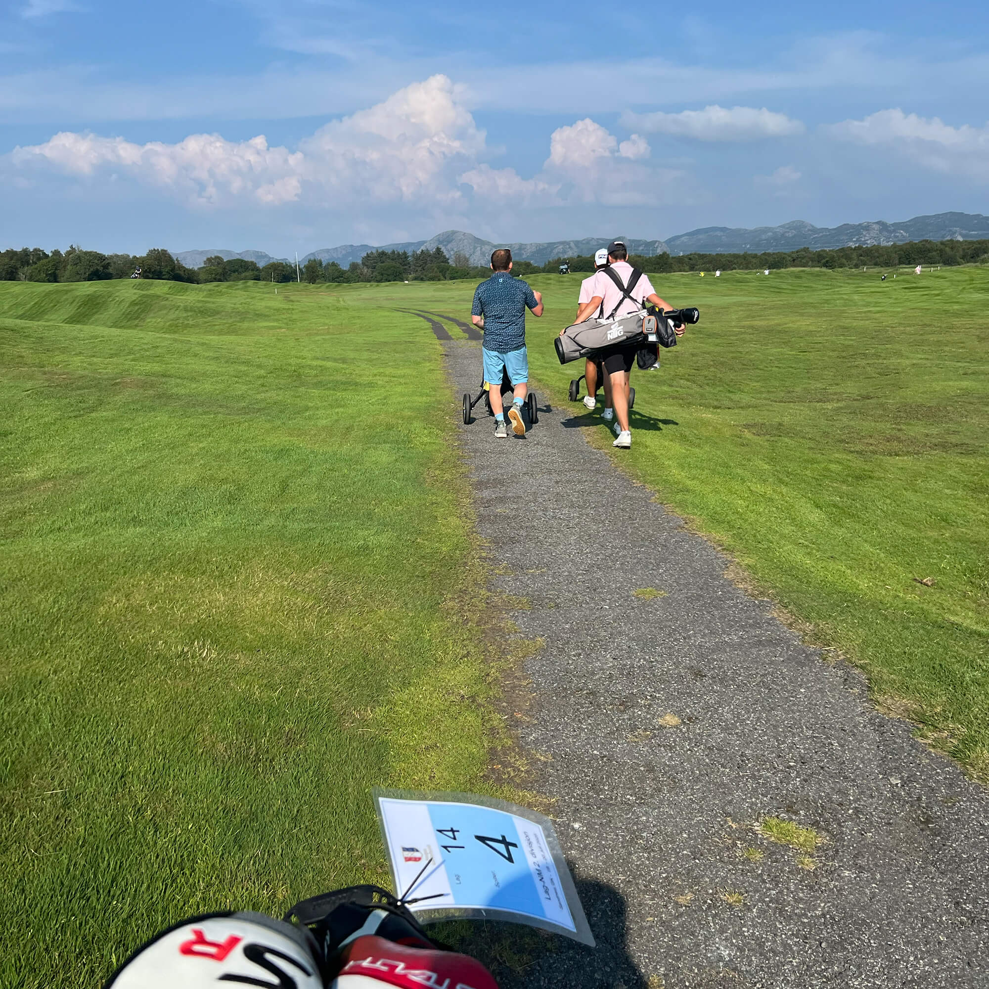 Erik Husebø på vei opp fairway med spillere fra Sotra i lørdagens andre runde med spill.