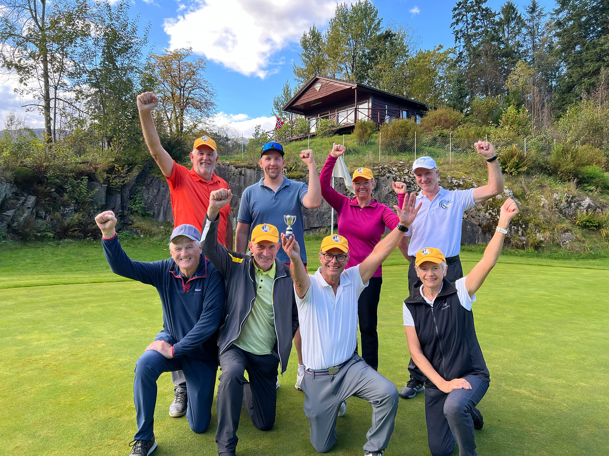 Jublende gruppe golfere