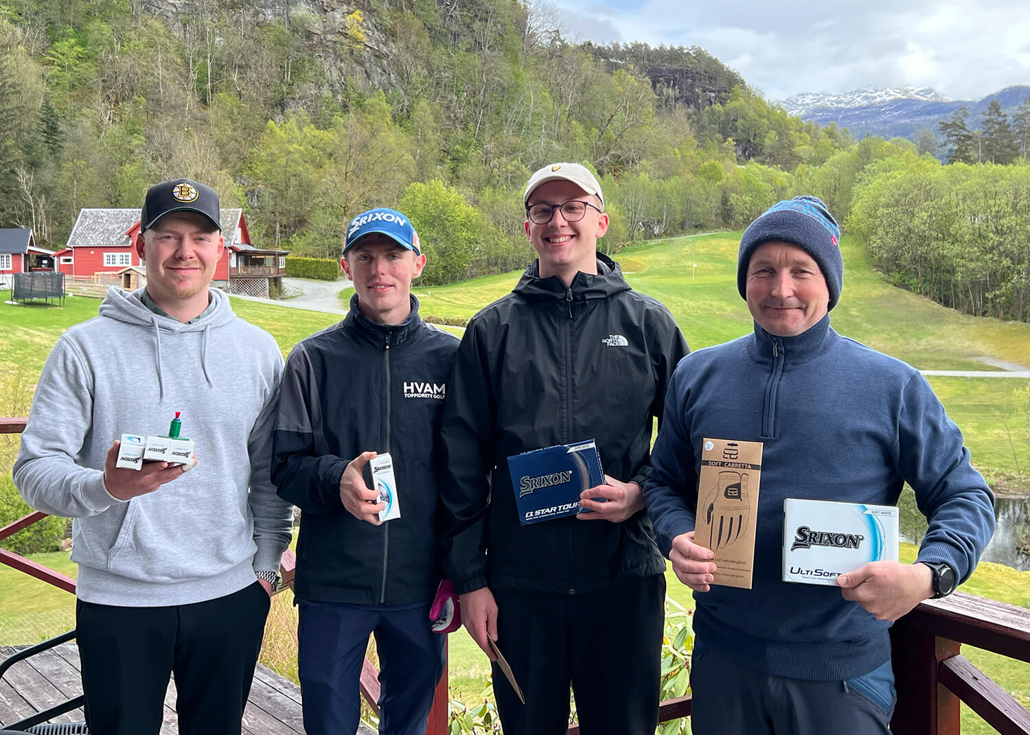 Golfere oppstilt med premier.