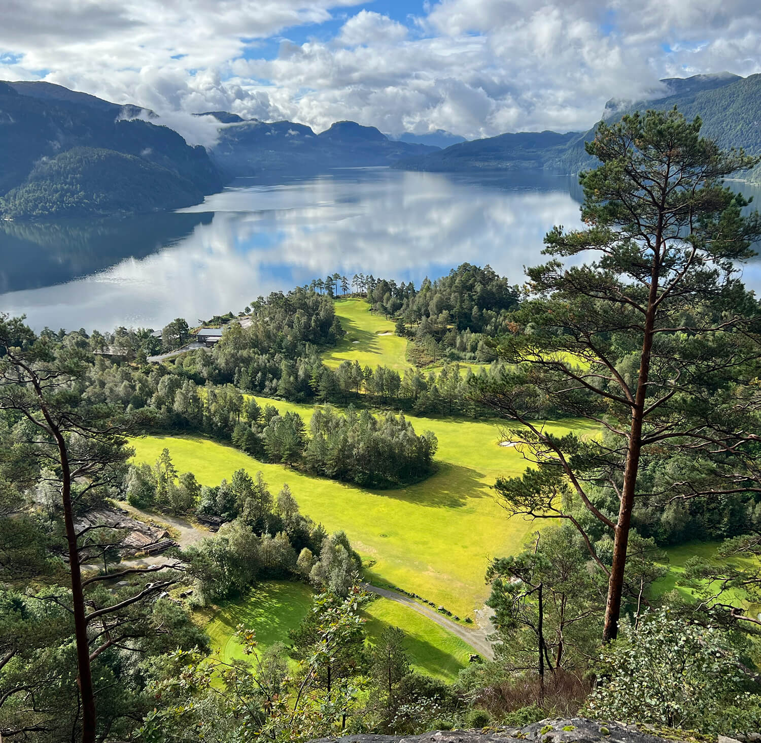 Utsikt over golfbane og fjord.