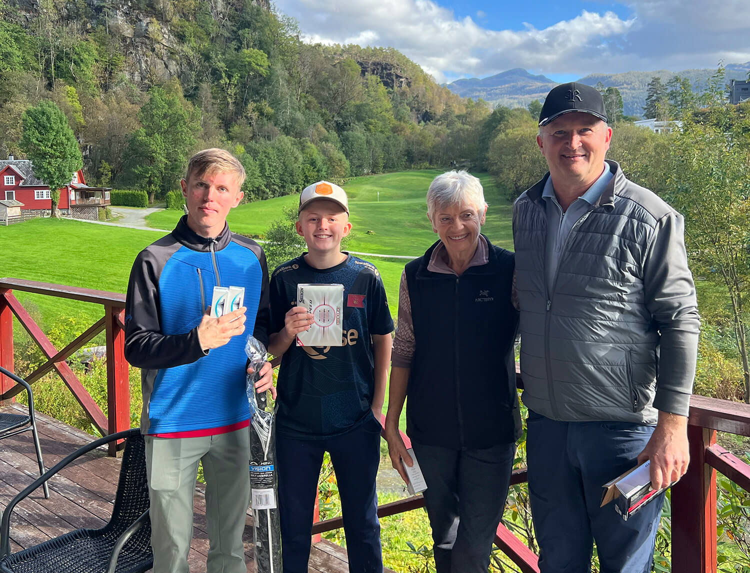 Gruppe golfere med premier.
