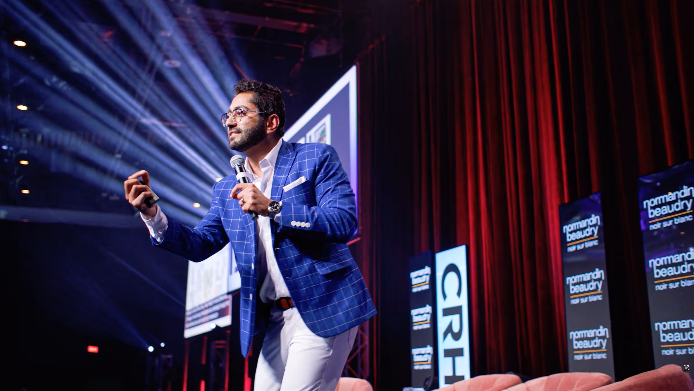 Fahd Alhattab speaking to an audience